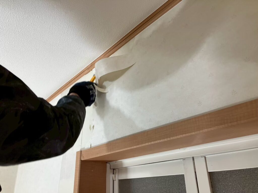 既存クロスを撤去している様子